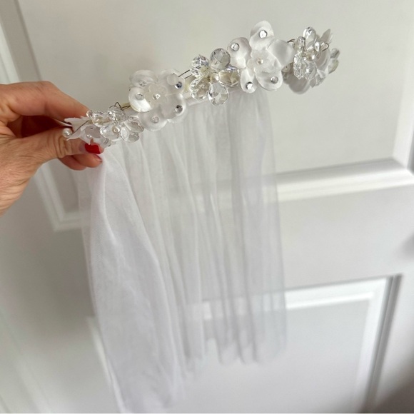 Claire’s White Communion Veil Flower Girl Headband with Pearls & Crystal Flowers - Picture 8 of 8